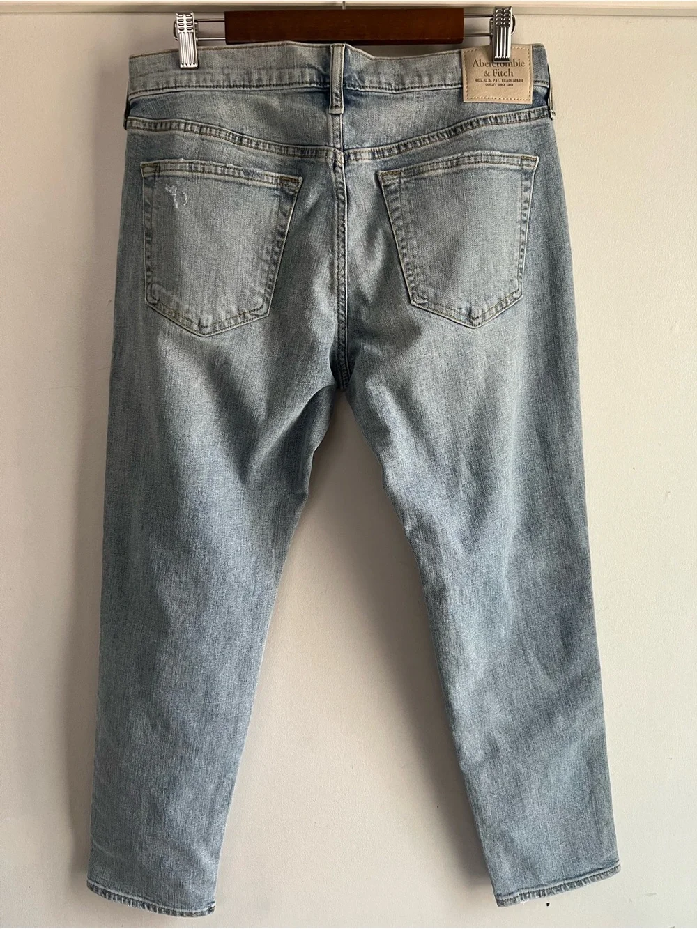 NWT Abercrombie & Fitch Slim Taper Jeans 31x30 Light Wash Distressed Stretch